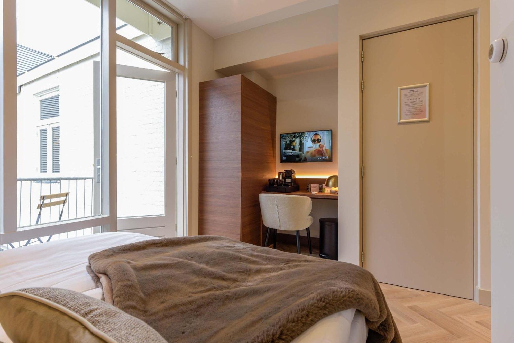With Single Beds And Balcony *